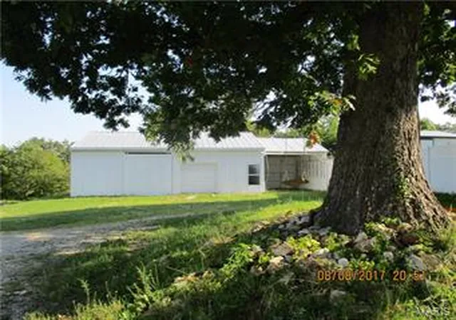 Photo 4 of Single Family Residence at 105 Oak Ridge Rd, Montgomery City, MO 63361 | MLS# MIS17064279 | | Sold on 2018-08-03