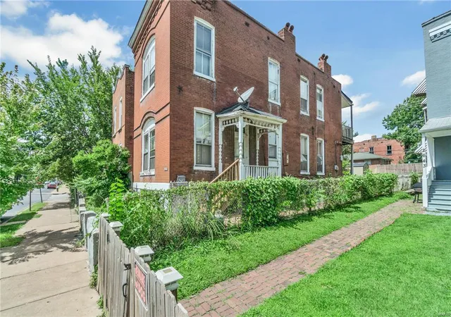 Photo 3 of Condominium at 2645 Chippewa St, Saint Louis, MO 63118 | MLS# MIS17064837 | | Sold on 2017-11-29