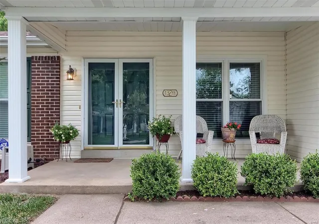Photo 1 of Single Family Residence at 13211 Windygate Ln, Saint Louis, MO 63146 | MLS# MIS17070144 | | Sold on 2017-10-11
