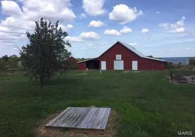 Photo 5 of Single Family Residence at 33386 Route U, Stoutsville, MO 65283 | MLS# MIS17072992 | | Sold on 2018-02-20