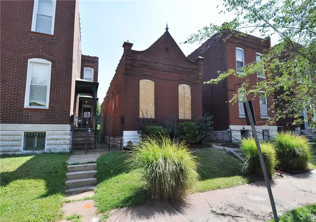 Photo 2 of Single Family Residence at 4130 Oregon Ave, Saint Louis, MO 63118 | MLS# MIS17074919 | | Sold on 2017-12-19