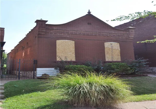 Photo 3 of Single Family Residence at 4130 Oregon Ave, Saint Louis, MO 63118 | MLS# MIS17074919 | | Sold on 2017-12-19