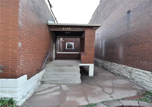 Photo 4 of Single Family Residence at 4130 Oregon Ave, Saint Louis, MO 63118 | MLS# MIS17074919 | | Sold on 2017-12-19