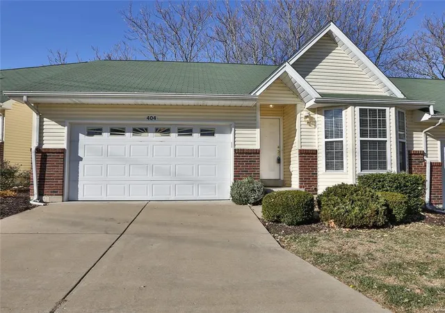 Villa at 404 Cardinal Commons Ct, Saint Peters, MO 63376 | MLS# MIS17091304 |  | Sold on 2018-01-30