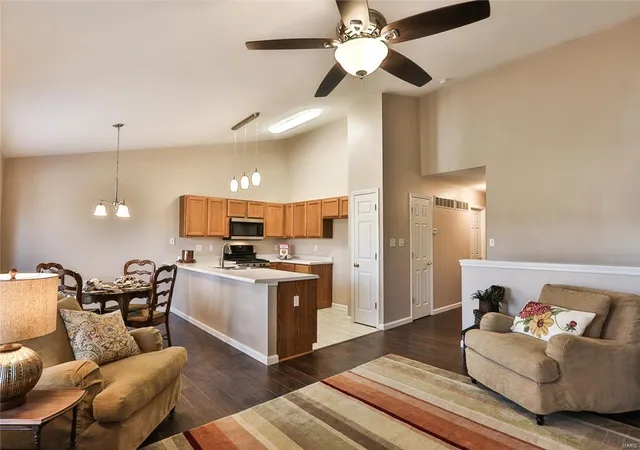 Photo 2 of Villa at 404 Cardinal Commons Ct, Saint Peters, MO 63376 | MLS# MIS17091304 |  | Sold on 2018-01-30