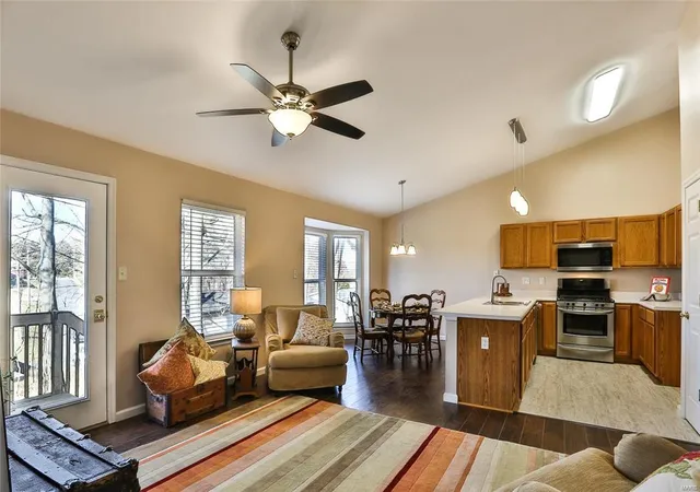 Photo 3 of Villa at 404 Cardinal Commons Ct, Saint Peters, MO 63376 | MLS# MIS17091304 |  | Sold on 2018-01-30