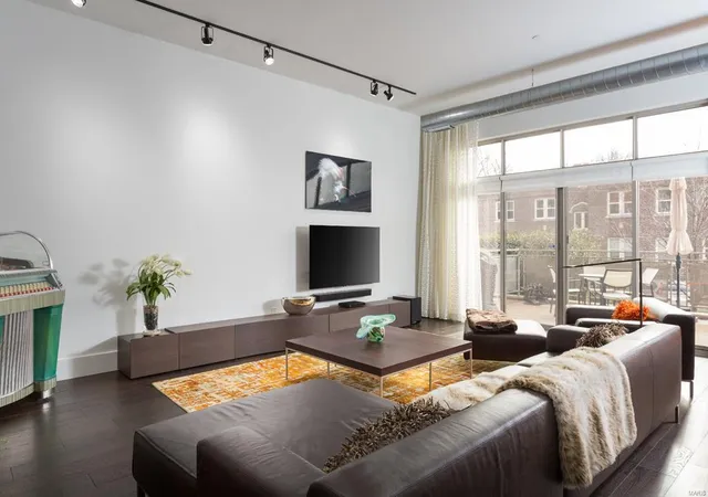 Photo 4 of Condominium at 6340 Clayton Rd #103, Saint Louis, MO 63117 | MLS# MIS18002240 | | Sold on 2018-03-30