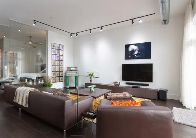 Photo 5 of Condominium at 6340 Clayton Rd #103, Saint Louis, MO 63117 | MLS# MIS18002240 | | Sold on 2018-03-30