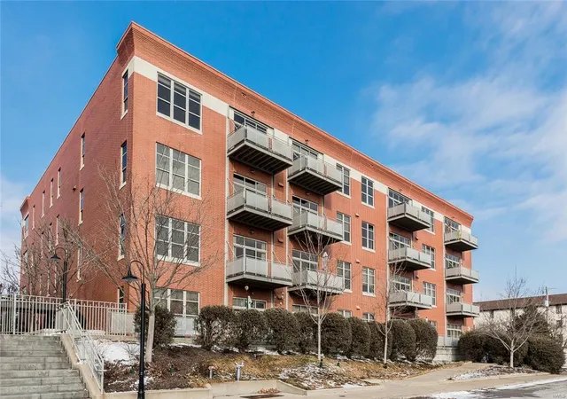 Photo 1 of Condominium at 6340 Clayton Rd #205, Saint Louis, MO 63117 | MLS# MIS18002754 | | Sold on 2018-06-28