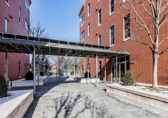 Photo 2 of Condominium at 6340 Clayton Rd #205, Saint Louis, MO 63117 | MLS# MIS18002754 | | Sold on 2018-06-28