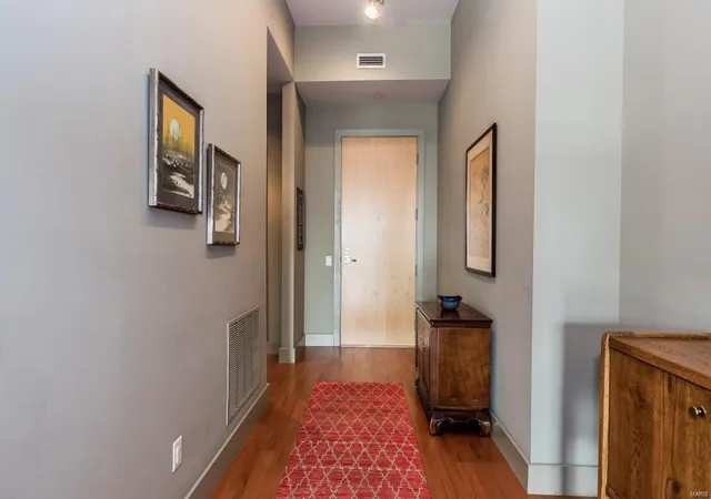 Photo 4 of Condominium at 6340 Clayton Rd #205, Saint Louis, MO 63117 | MLS# MIS18002754 | | Sold on 2018-06-28
