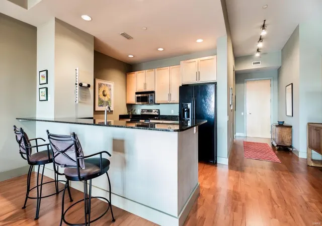 Photo 5 of Condominium at 6340 Clayton Rd #205, Saint Louis, MO 63117 | MLS# MIS18002754 | | Sold on 2018-06-28