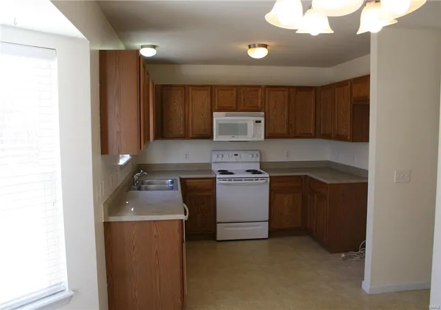 Photo 4 of Single Family Residence at 1420 Brittany Cvs, Saint Charles, MO 63304 | MLS# MIS18004910 | | Sold on 2018-03-27