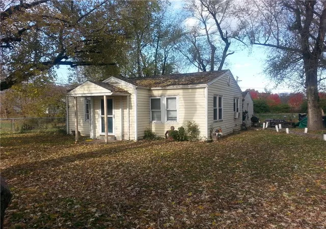 Single Family Residence at 1043 Farmview Dr, Saint Louis, MO 63138 | MLS# MIS18005436 | | Sold on 2018-07-19