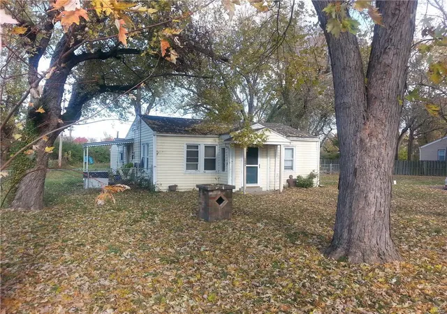 Photo 1 of Single Family Residence at 1043 Farmview Dr, Saint Louis, MO 63138 | MLS# MIS18005436 | | Sold on 2018-07-19