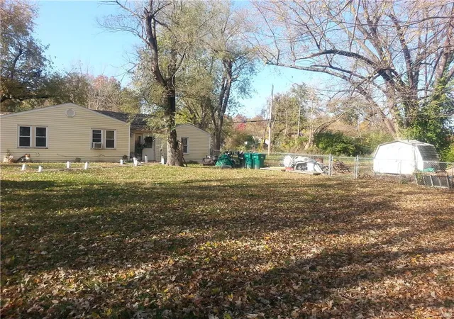 Photo 2 of Single Family Residence at 1043 Farmview Dr, Saint Louis, MO 63138 | MLS# MIS18005436 | | Sold on 2018-07-19