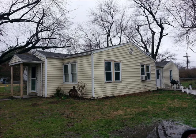 Photo 3 of Single Family Residence at 1043 Farmview Dr, Saint Louis, MO 63138 | MLS# MIS18005436 | | Sold on 2018-07-19