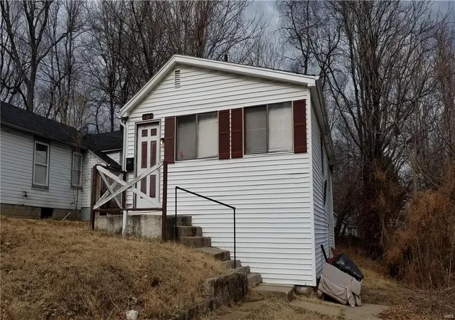 Single Family Residence at 7205 Sapphire Ave, Saint Louis, MO 63136 | MLS# MIS18010066 | | Sold on 2018-03-13