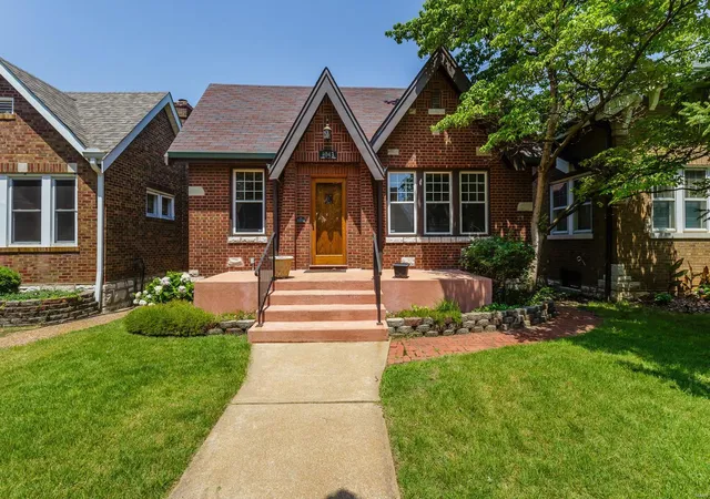 Single Family Residence at 4043 Toenges Ave, Saint Louis, MO 63116 | MLS# MIS18018726 | | Sold on 2018-07-31