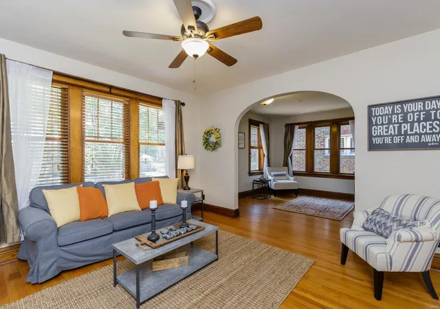Photo 3 of Single Family Residence at 4043 Toenges Ave, Saint Louis, MO 63116 | MLS# MIS18018726 | | Sold on 2018-07-31