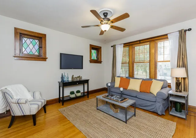 Photo 4 of Single Family Residence at 4043 Toenges Ave, Saint Louis, MO 63116 | MLS# MIS18018726 | | Sold on 2018-07-31