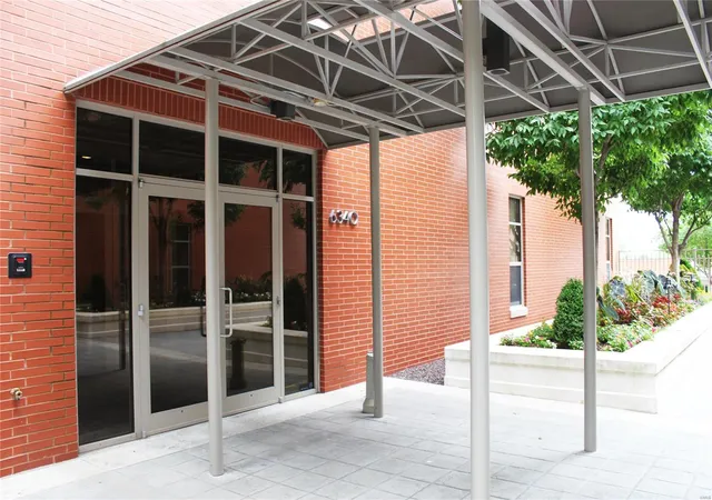 Photo 1 of Condominium at 6340 Clayton Rd #403, Saint Louis, MO 63117 | MLS# MIS18038495 | | Sold on 2018-09-04
