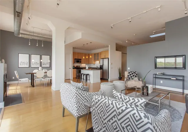 Photo 4 of Condominium at 6340 Clayton Rd #403, Saint Louis, MO 63117 | MLS# MIS18038495 | | Sold on 2018-09-04