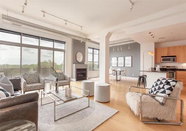 Photo 5 of Condominium at 6340 Clayton Rd #403, Saint Louis, MO 63117 | MLS# MIS18038495 | | Sold on 2018-09-04