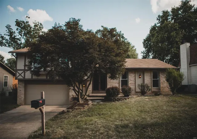 Single Family Residence at 3034 Willow Wood Dr, Saint Charles, MO 63303 | MLS# MIS18050567 | | Sold on 2018-08-23