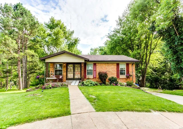 Single Family Residence at 1297 Tracy Ln, Saint Louis, MO 63125 | MLS# MIS18051572 | | Sold on 2018-08-15