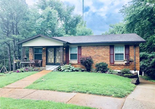 Photo 1 of Single Family Residence at 1297 Tracy Ln, Saint Louis, MO 63125 | MLS# MIS18051572 | | Sold on 2018-08-15