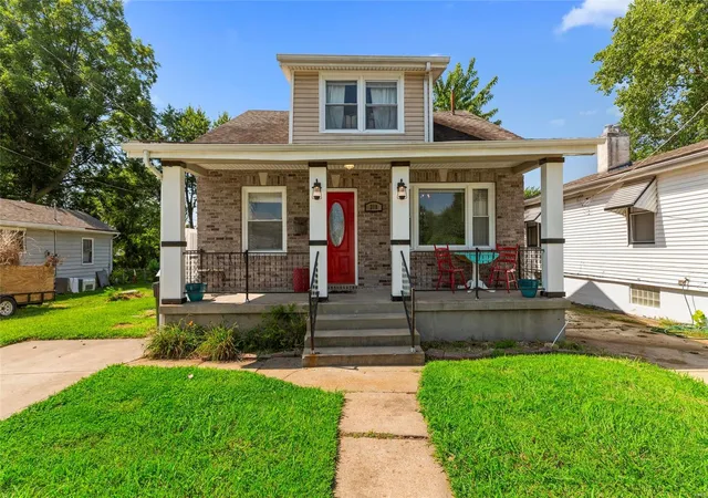 Single Family Residence at 318 Little Broadway St, Saint Louis, MO 63125 | MLS# MIS18067885 | | Sold on 2018-10-04