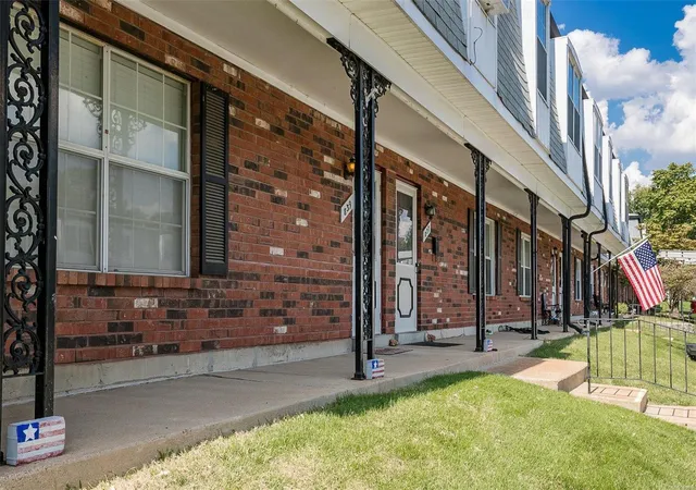 Townhouse at 833 Dumont Pl, Saint Louis, MO 63125 | MLS# MIS18075477 | | Sold on 2019-01-11