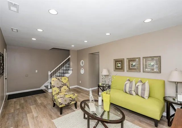 Photo 2 of Townhouse at 833 Dumont Pl, Saint Louis, MO 63125 | MLS# MIS18075477 | | Sold on 2019-01-11