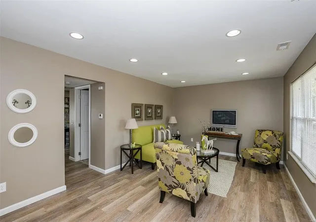 Photo 3 of Townhouse at 833 Dumont Pl, Saint Louis, MO 63125 | MLS# MIS18075477 | | Sold on 2019-01-11