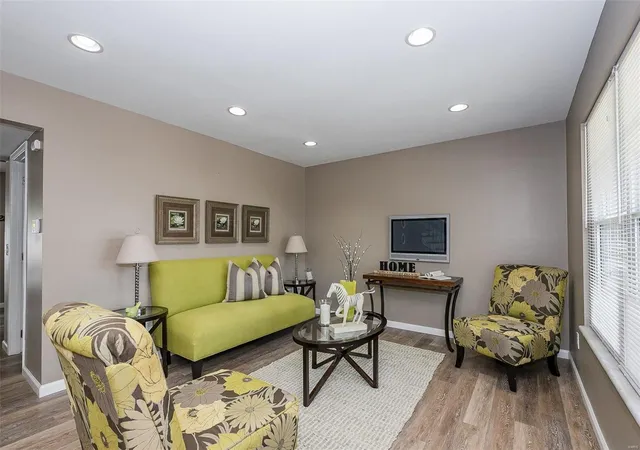 Photo 4 of Townhouse at 833 Dumont Pl, Saint Louis, MO 63125 | MLS# MIS18075477 | | Sold on 2019-01-11