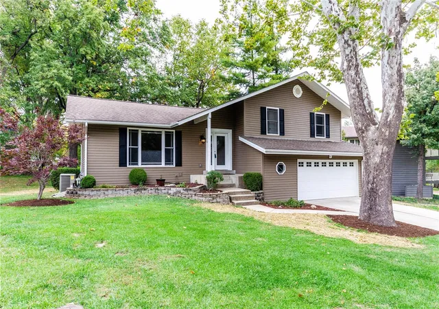 Single Family Residence at 12 Pyrenees Dr, Lake Saint Louis, MO 63367 | MLS# MIS18086066 | | Sold on 2018-11-30