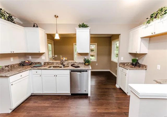 Photo 1 of Single Family Residence at 12 Pyrenees Dr, Lake Saint Louis, MO 63367 | MLS# MIS18086066 | | Sold on 2018-11-30