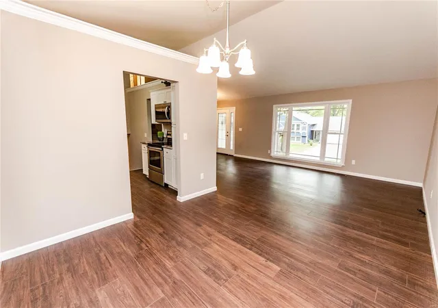Photo 4 of Single Family Residence at 12 Pyrenees Dr, Lake Saint Louis, MO 63367 | MLS# MIS18086066 | | Sold on 2018-11-30