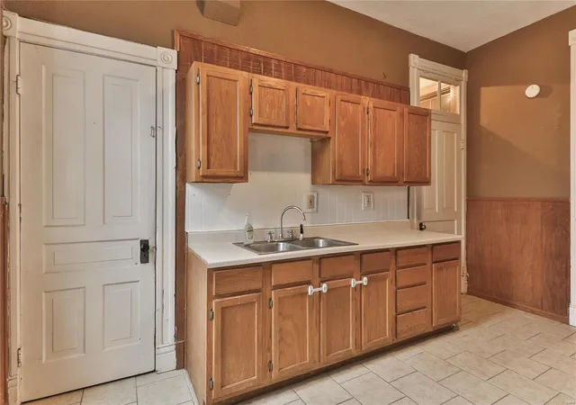 Photo 4 of Multi Family at 1956 Withnell Ave, Saint Louis, MO 63118 | MLS# MIS19007595 | | Sold on 2019-05-02