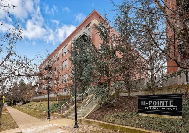Photo 1 of Condominium at 6340 Clayton Rd #106, Saint Louis, MO 63117 | MLS# MIS19009318 | | Sold on 2019-04-15