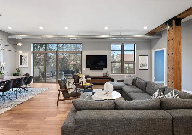 Photo 5 of Condominium at 6340 Clayton Rd #106, Saint Louis, MO 63117 | MLS# MIS19009318 | | Sold on 2019-04-15