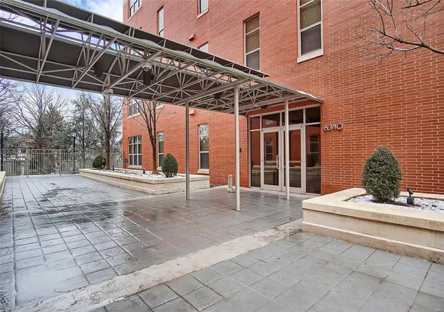 Photo 2 of Condominium at 6340 Clayton Rd #105, Saint Louis, MO 63117 | MLS# MIS19010327 | | Sold on 2019-04-22