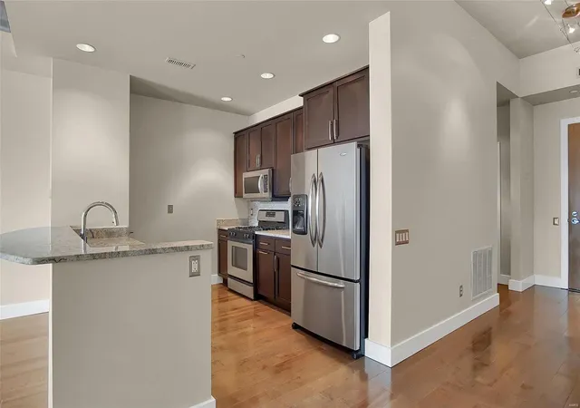Photo 3 of Condominium at 6340 Clayton Rd #105, Saint Louis, MO 63117 | MLS# MIS19010327 | | Sold on 2019-04-22