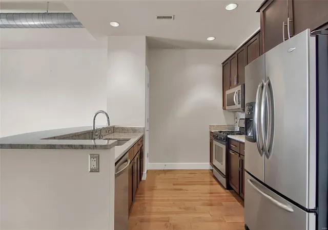 Photo 4 of Condominium at 6340 Clayton Rd #105, Saint Louis, MO 63117 | MLS# MIS19010327 | | Sold on 2019-04-22