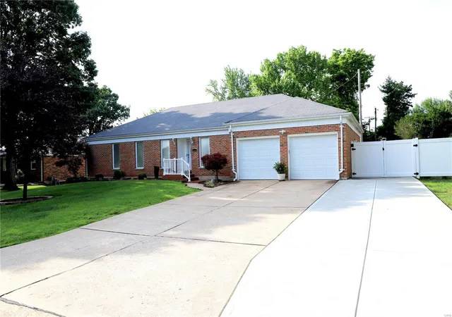 2nd image of 5849 Oak Branch Dr, Saint Louis, MO 63128 | MLS# MIS19045630