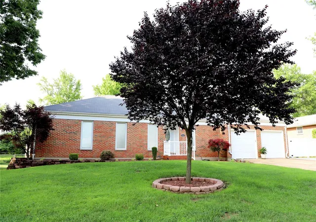 3rd image of 5849 Oak Branch Dr, Saint Louis, MO 63128 | MLS# MIS19045630