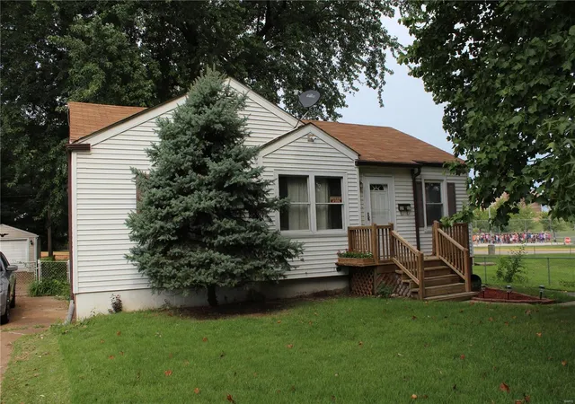 Photo 2 of Single Family Residence at 3717 Saint Bridget Ln, Saint Ann, MO 63074 | MLS# MIS19062592 | | Sold on 2019-09-27
