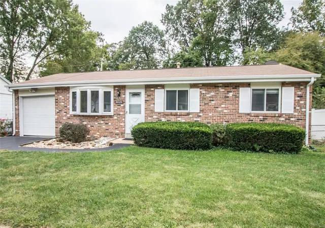 Single Family Residence at 10320 Meath Dr, Saint Louis, MO 63123 | MLS# MIS19076378 | | Sold on 2019-12-05