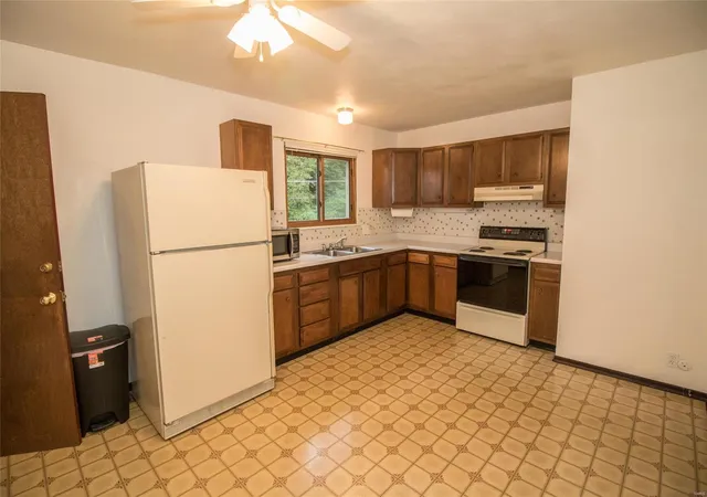 Photo 3 of Single Family Residence at 10320 Meath Dr, Saint Louis, MO 63123 | MLS# MIS19076378 | | Sold on 2019-12-05